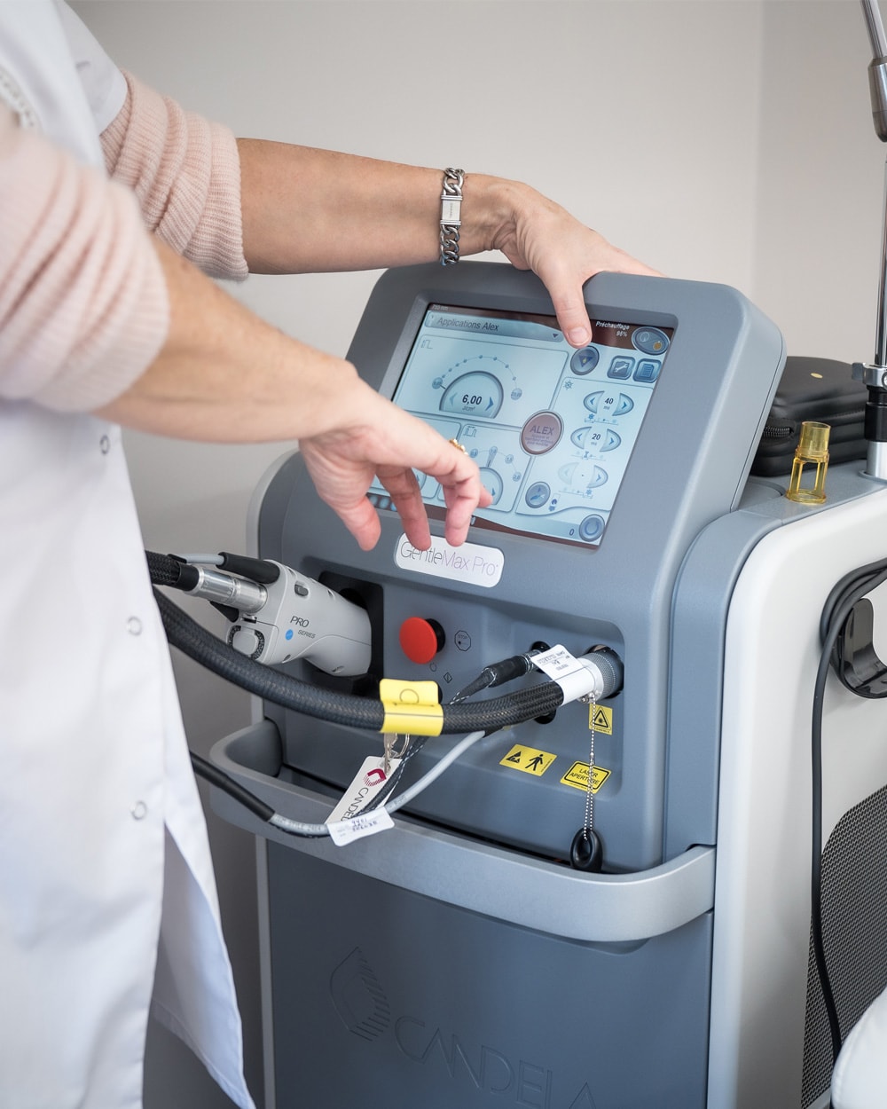 Manipulation de l'appareil laser par Dr Béatrice Goffre